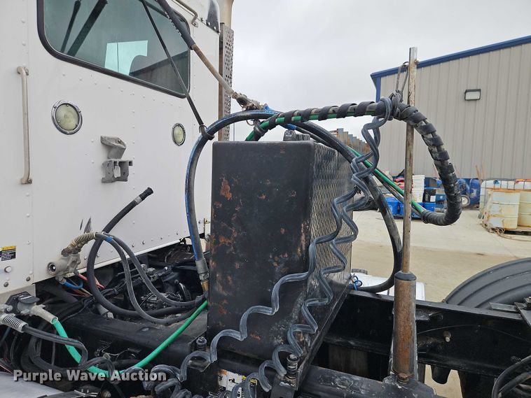 image for item EO4754 2011 Kenworth T800 semi truck