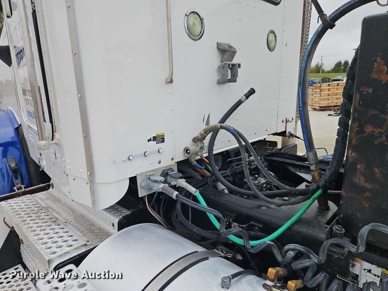 image for item EO4754 2011 Kenworth T800 semi truck