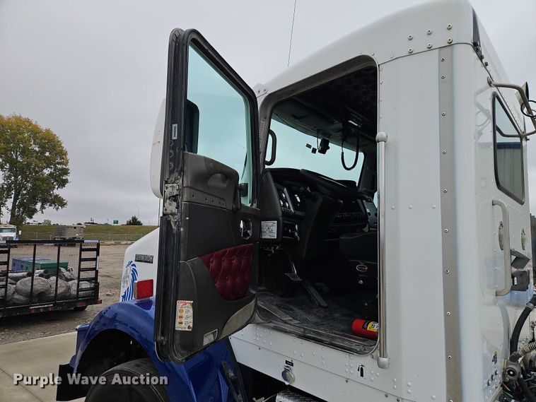 image for item EO4754 2011 Kenworth T800 semi truck