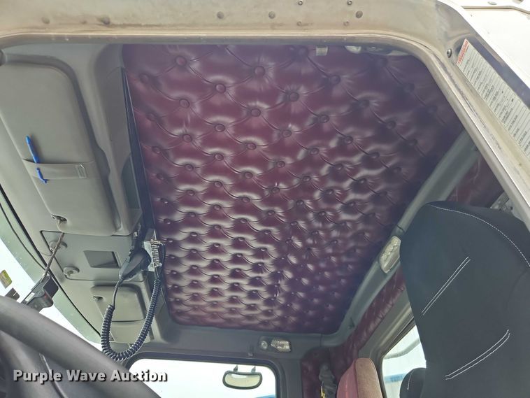 image for item EO4754 2011 Kenworth T800 semi truck