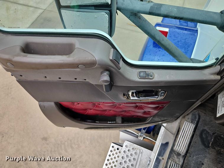 image for item EO4754 2011 Kenworth T800 semi truck