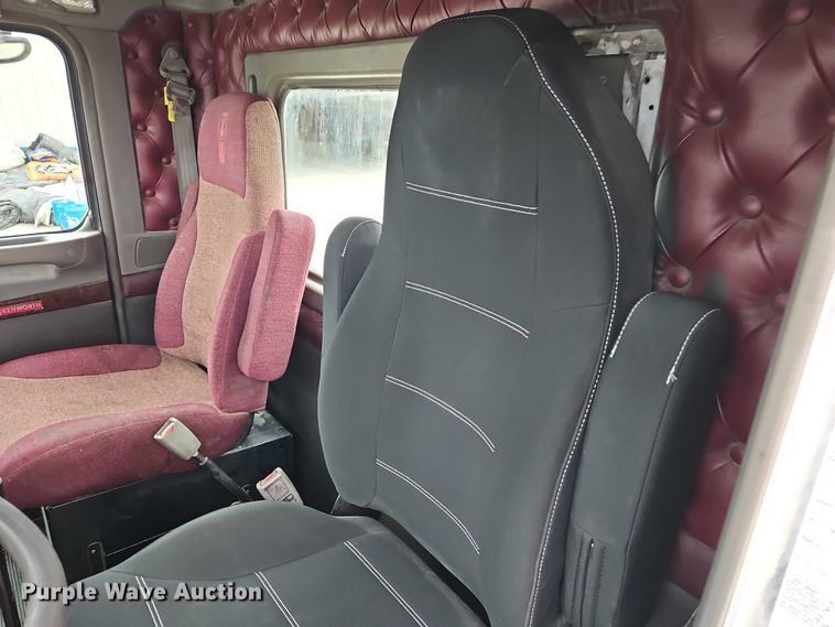 image for item EO4754 2011 Kenworth T800 semi truck