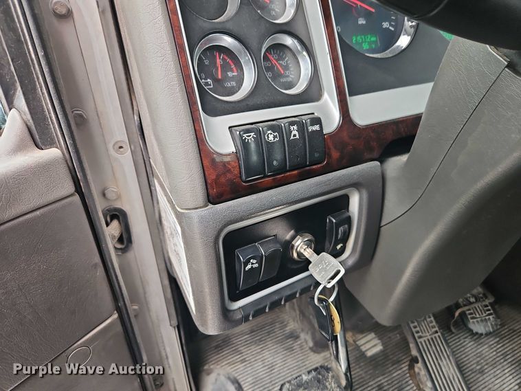 image for item EO4754 2011 Kenworth T800 semi truck