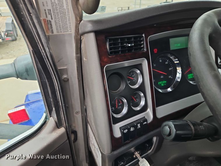image for item EO4754 2011 Kenworth T800 semi truck