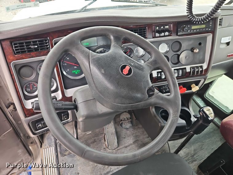 image for item EO4754 2011 Kenworth T800 semi truck