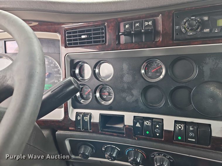 image for item EO4754 2011 Kenworth T800 semi truck