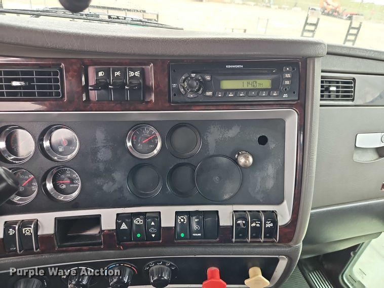 image for item EO4754 2011 Kenworth T800 semi truck