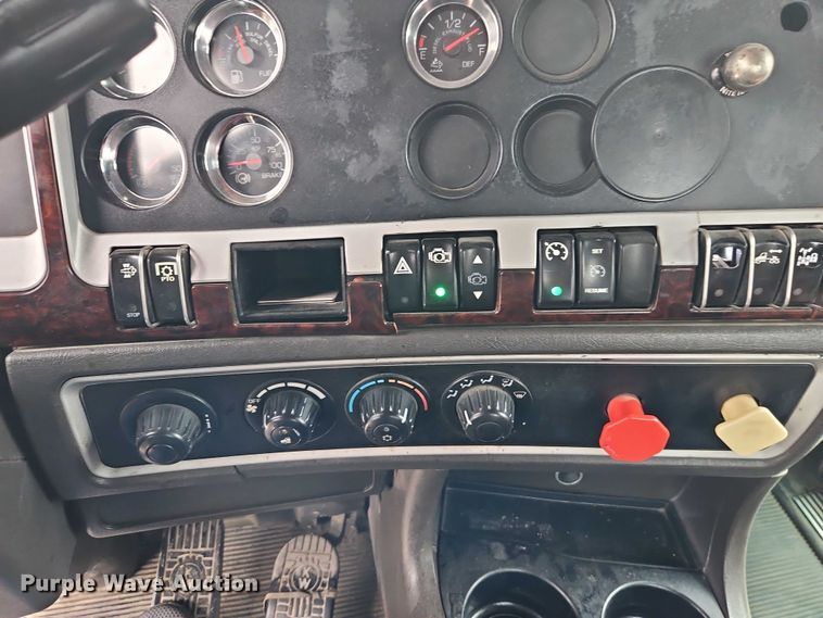 image for item EO4754 2011 Kenworth T800 semi truck