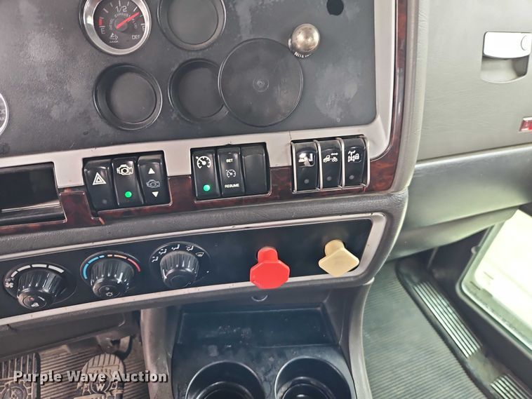 image for item EO4754 2011 Kenworth T800 semi truck