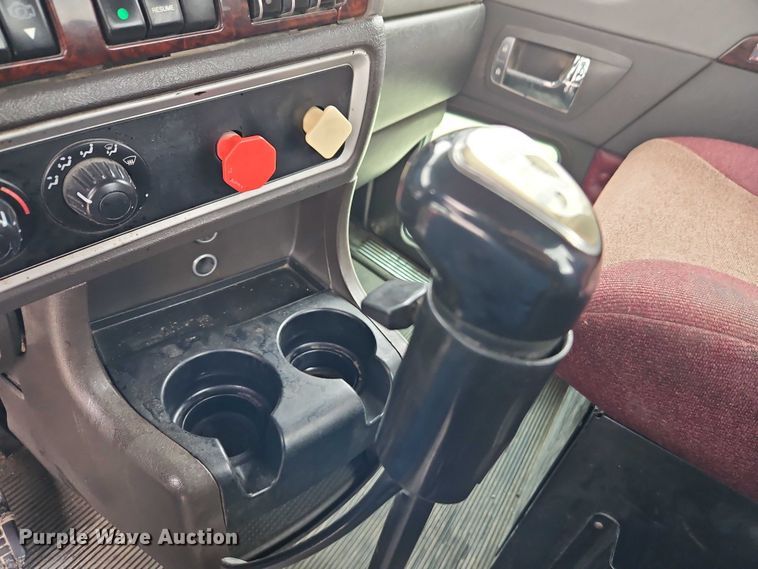 image for item EO4754 2011 Kenworth T800 semi truck