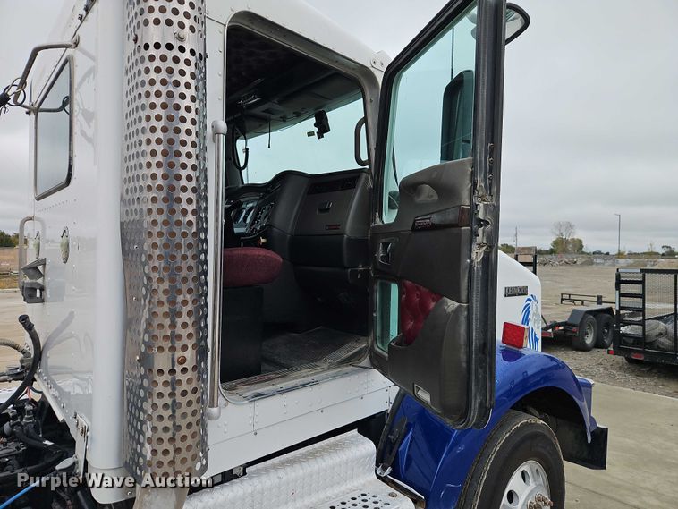 image for item EO4754 2011 Kenworth T800 semi truck