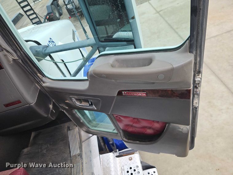 image for item EO4754 2011 Kenworth T800 semi truck