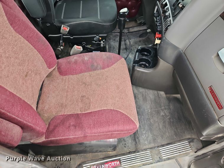 image for item EO4754 2011 Kenworth T800 semi truck