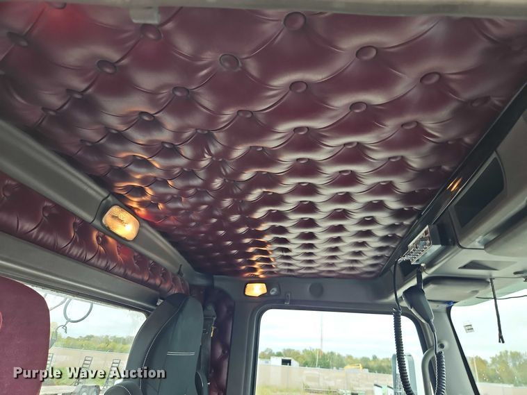 image for item EO4754 2011 Kenworth T800 semi truck