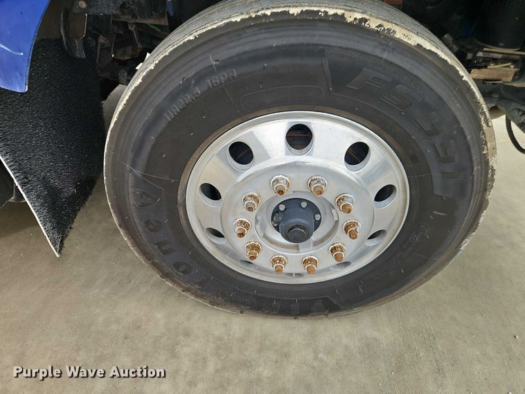 image for item EO4754 2011 Kenworth T800 semi truck