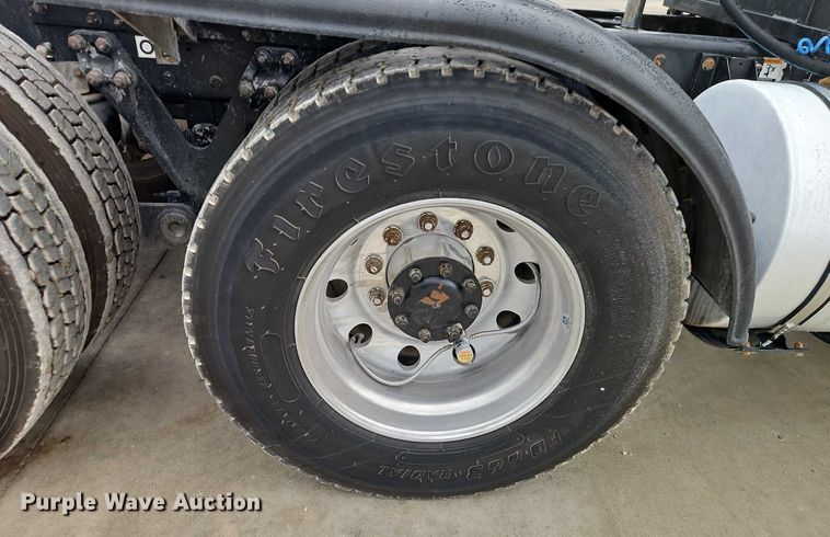 image for item EO4754 2011 Kenworth T800 semi truck