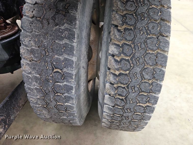 image for item EO4754 2011 Kenworth T800 semi truck