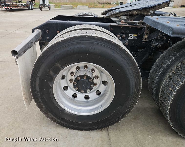 image for item EO4754 2011 Kenworth T800 semi truck