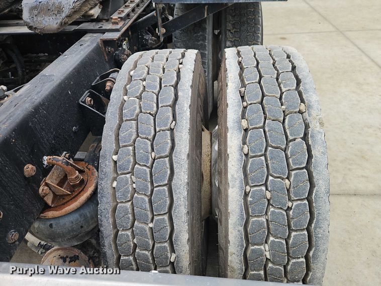 image for item EO4754 2011 Kenworth T800 semi truck