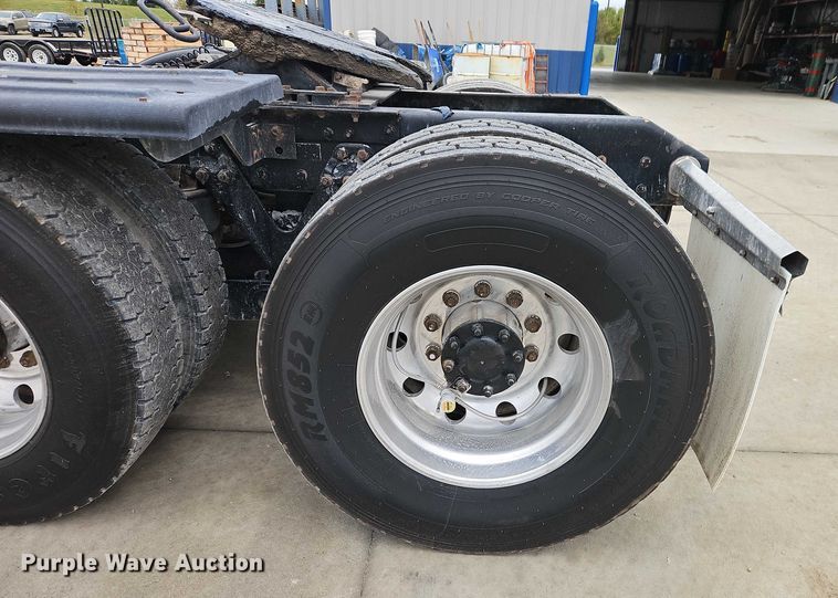 image for item EO4754 2011 Kenworth T800 semi truck