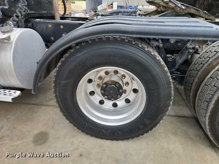 image for item EO4754 2011 Kenworth T800 semi truck