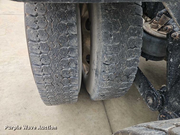 image for item EO4754 2011 Kenworth T800 semi truck