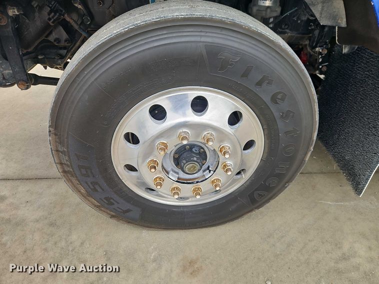 image for item EO4754 2011 Kenworth T800 semi truck