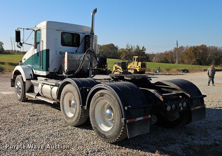 image for item EO4793 2005 Kenworth T800 semi truck