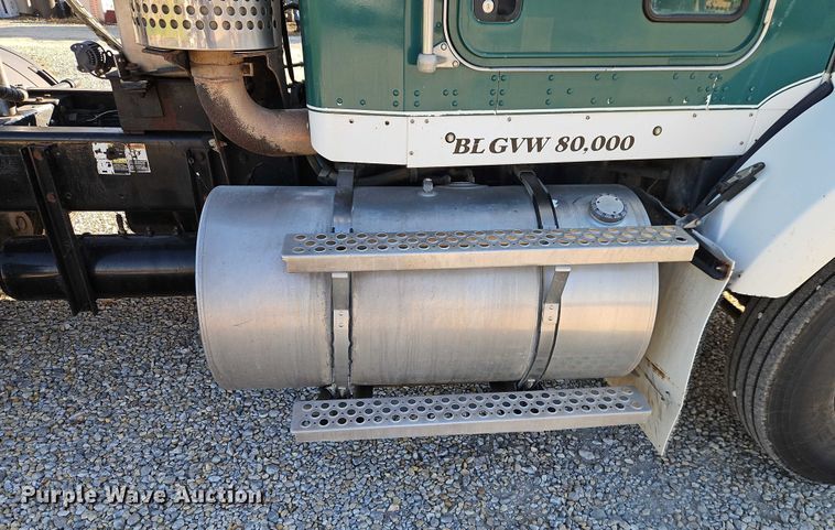 image for item EO4793 2005 Kenworth T800 semi truck