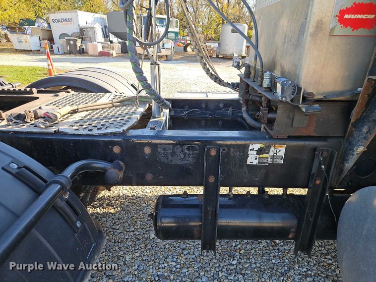 image for item EO4793 2005 Kenworth T800 semi truck