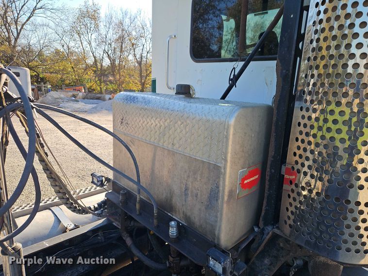 image for item EO4793 2005 Kenworth T800 semi truck