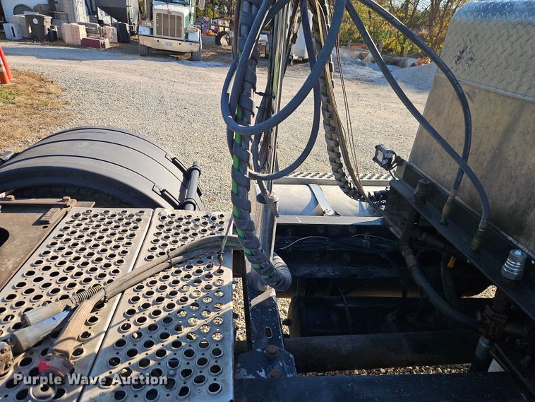 image for item EO4793 2005 Kenworth T800 semi truck