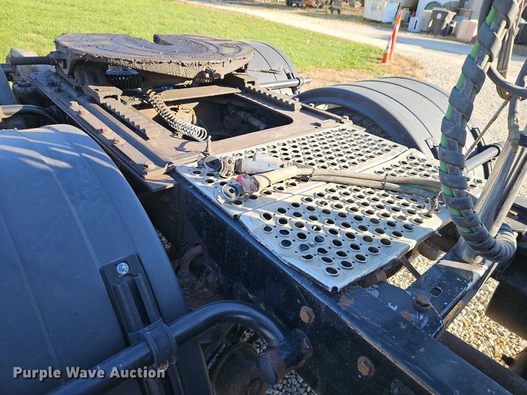 image for item EO4793 2005 Kenworth T800 semi truck