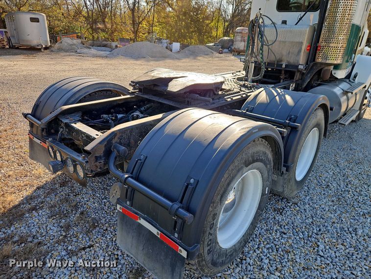 image for item EO4793 2005 Kenworth T800 semi truck