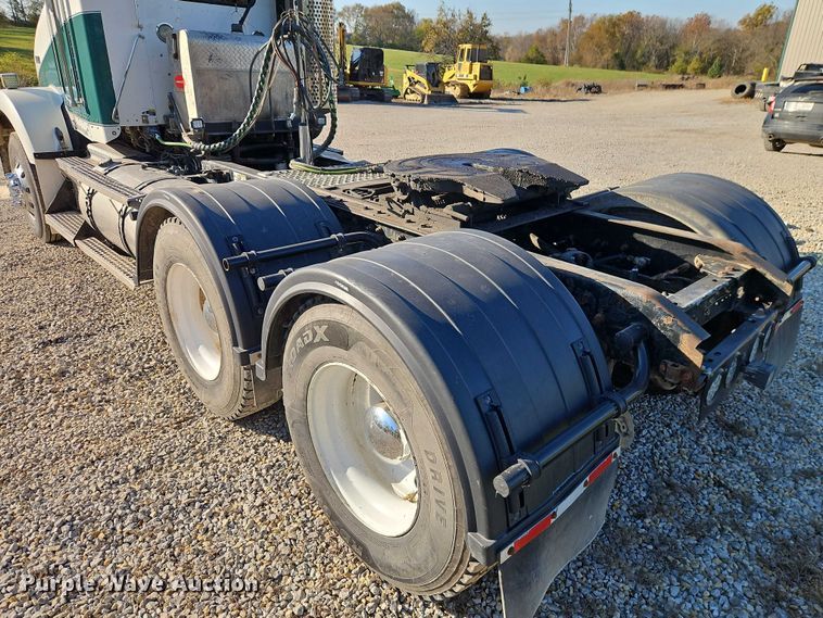 image for item EO4793 2005 Kenworth T800 semi truck