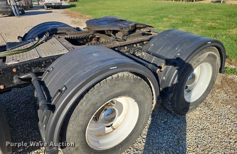 image for item EO4793 2005 Kenworth T800 semi truck