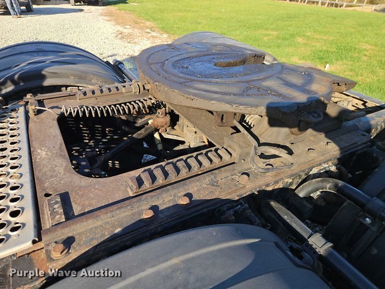 image for item EO4793 2005 Kenworth T800 semi truck