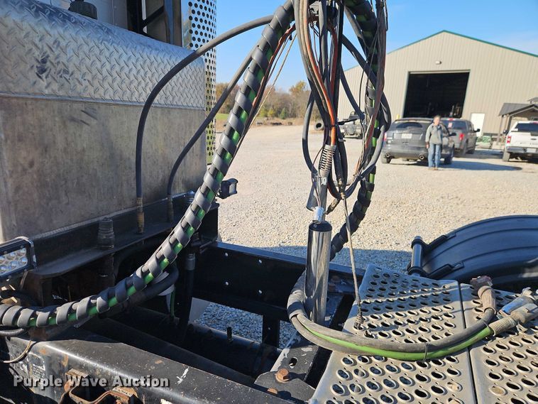 image for item EO4793 2005 Kenworth T800 semi truck