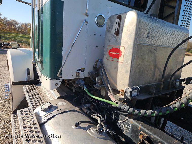 image for item EO4793 2005 Kenworth T800 semi truck