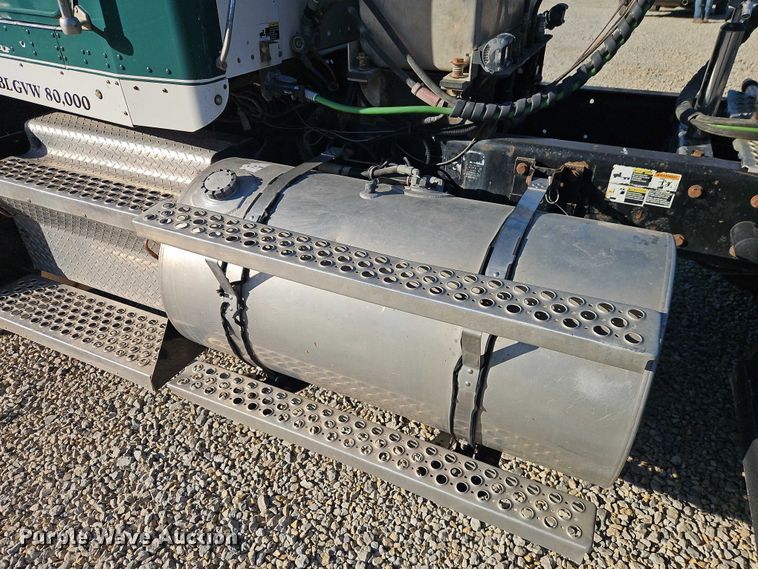 image for item EO4793 2005 Kenworth T800 semi truck