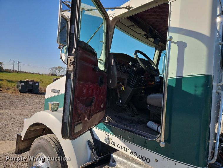 image for item EO4793 2005 Kenworth T800 semi truck