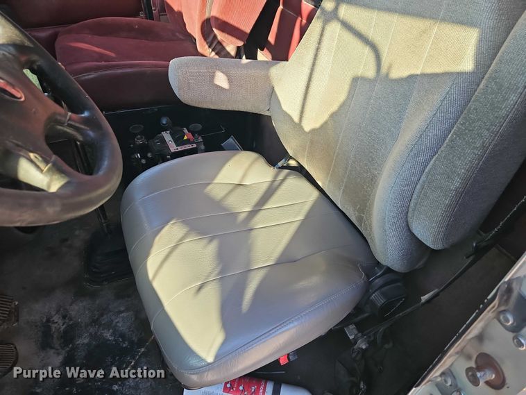 image for item EO4793 2005 Kenworth T800 semi truck