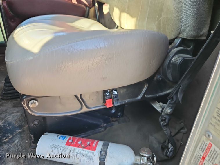 image for item EO4793 2005 Kenworth T800 semi truck