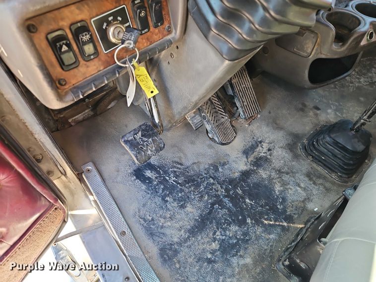 image for item EO4793 2005 Kenworth T800 semi truck