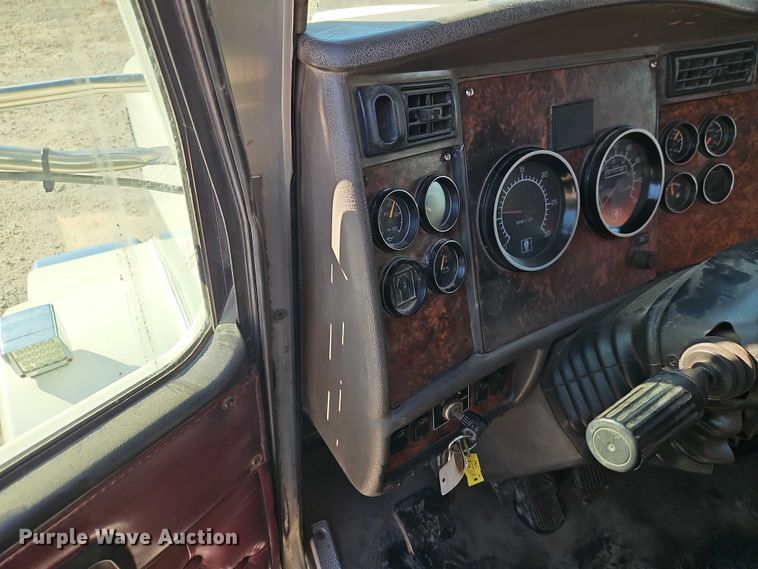 image for item EO4793 2005 Kenworth T800 semi truck