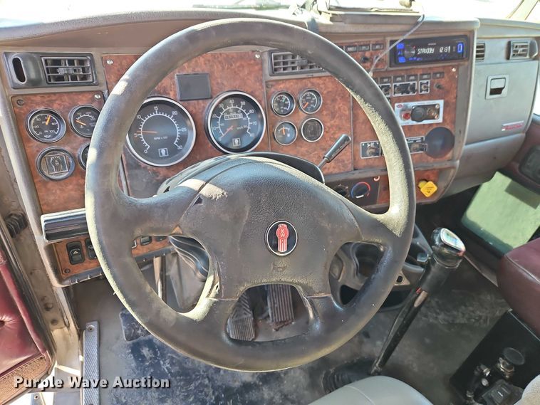 image for item EO4793 2005 Kenworth T800 semi truck