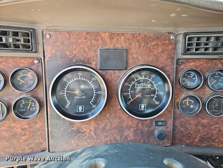 image for item EO4793 2005 Kenworth T800 semi truck