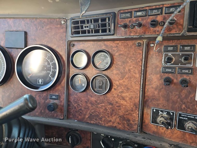 image for item EO4793 2005 Kenworth T800 semi truck