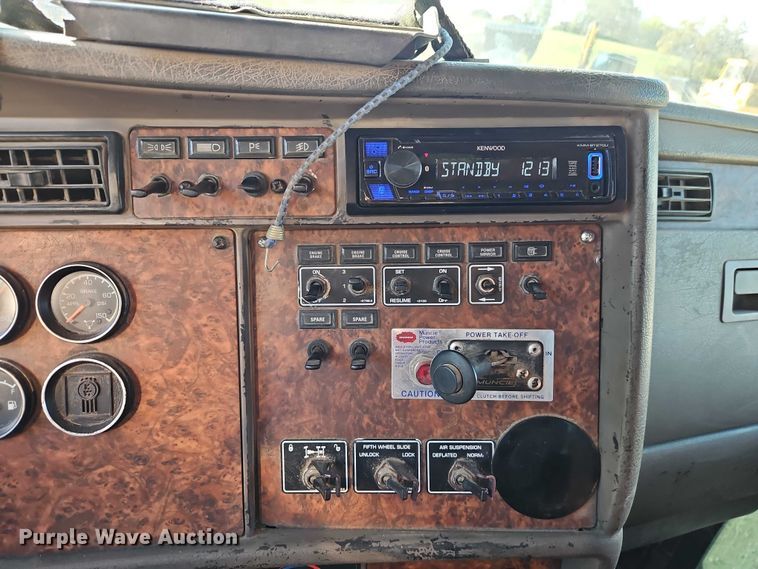 image for item EO4793 2005 Kenworth T800 semi truck