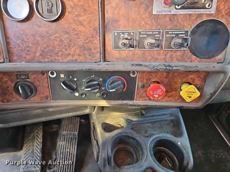 image for item EO4793 2005 Kenworth T800 semi truck